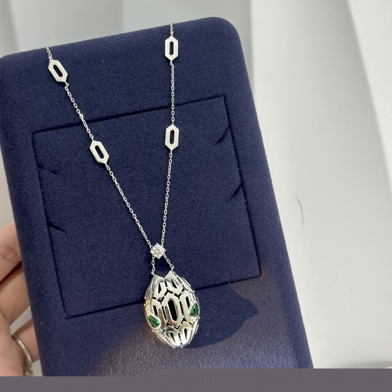 Bo*te*ga venenta necklaces